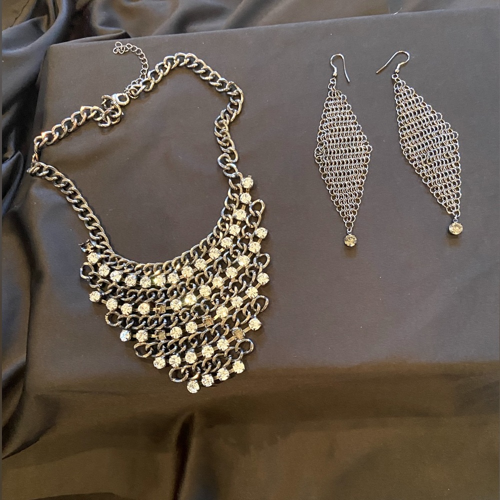 Necklace and earrings set.